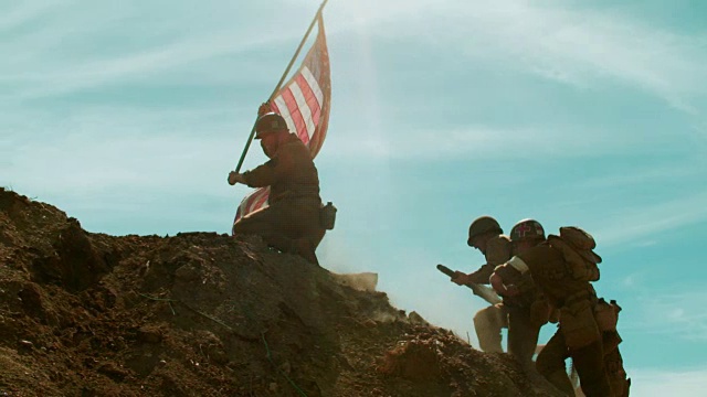 美国士兵举旗上山视频下载