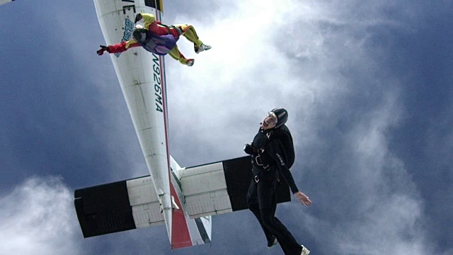 慢镜头-两名高级跳伞运动员退出飞机视频下载