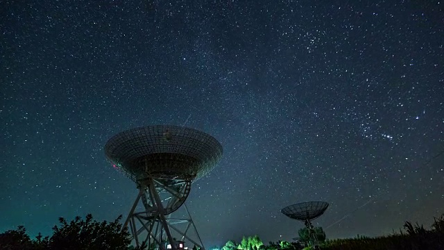 延时-卫星碟形天线在夜晚到达星空(WS LA放大)视频素材