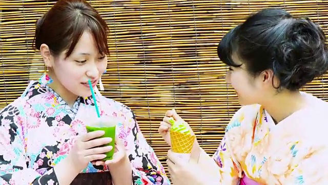 年轻的日本女人在浴田视频素材