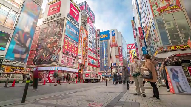 4K延时:行人挤在东京秋叶原电力城购物视频下载