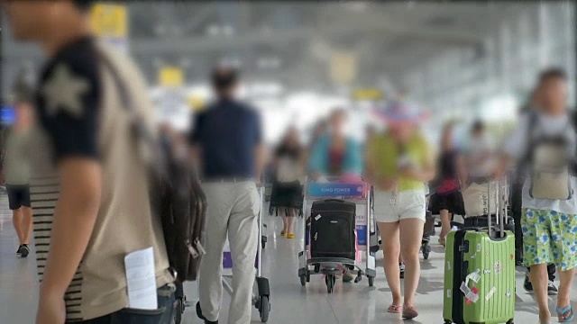 HD:旅客和旅客在机场的始发站行走，慢镜头和模糊的概念视频素材