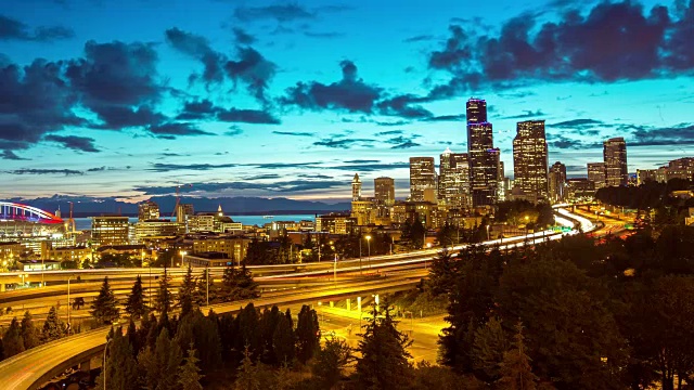 长时间曝光日落时高速公路的EWS日-夜时间流逝，包括西雅图市中心的天际线，CenturyLink Field和Elliot Bay视频素材