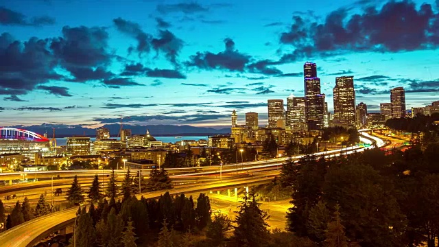 长时间曝光日落时高速公路的EWS日-夜时间流逝，包括西雅图市中心的天际线，CenturyLink Field和Elliot Bay视频素材
