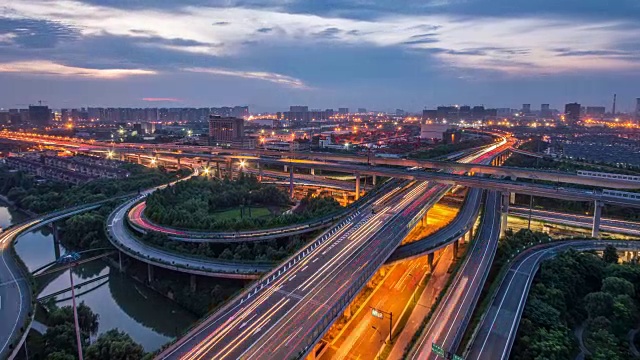 中国杭州，白天高架路口的TL天际线和繁忙的交通视频素材