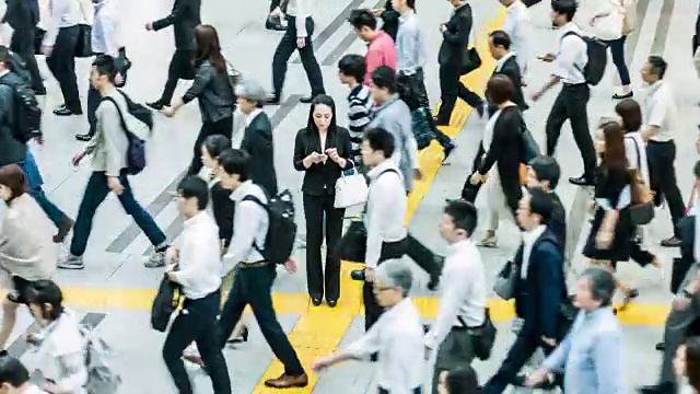 一名日本妇女在通勤者的包围下打电话视频下载