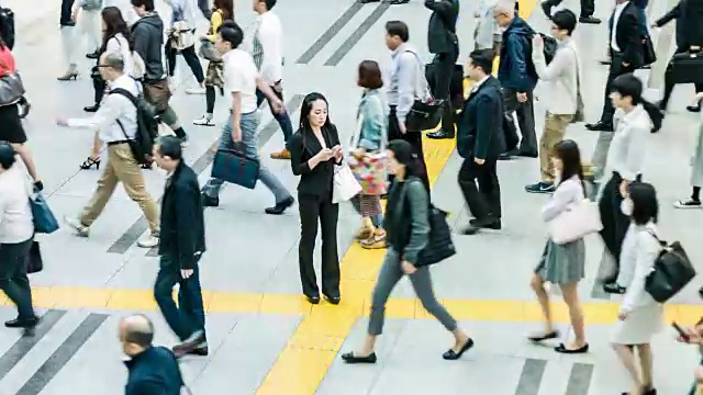 一名日本妇女在通勤者的包围下打电话视频素材