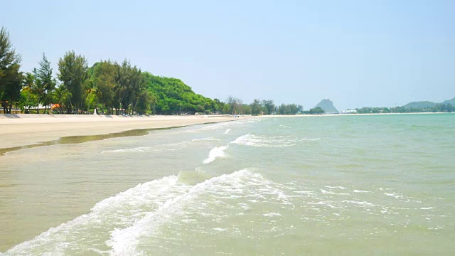 泰国普拉恰克希里汗的海景，海浪拍打着沙滩。视频素材