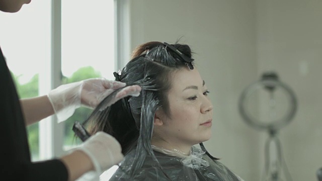 在美容院染发。日本视频素材