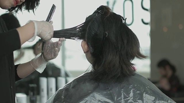 在美容院染发。日本视频下载