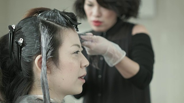 在美容院染发。日本视频素材