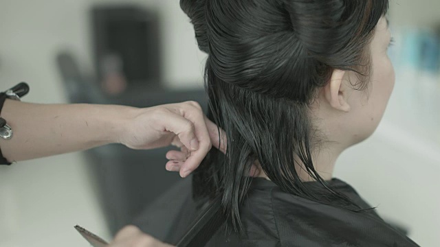 在美容院理发的女人。日本视频素材