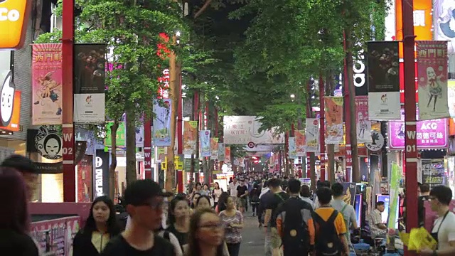 在台湾台北西门町，夜晚的交通和拥挤的人们视频素材