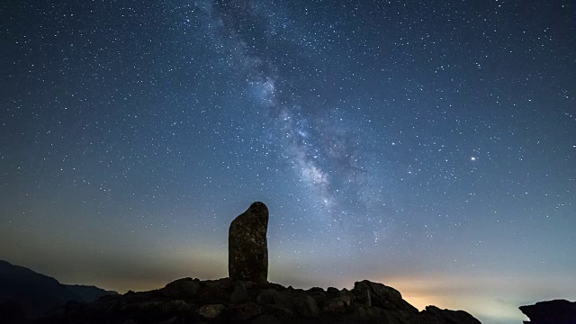千里桑国家公园的夜景和银河后面的万宝台峰的纪念碑视频素材