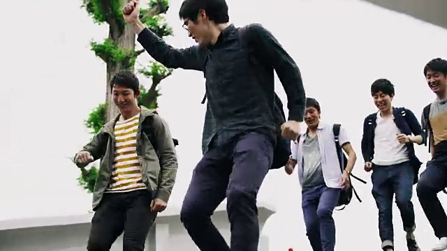 快乐的日本学生离开学校视频下载