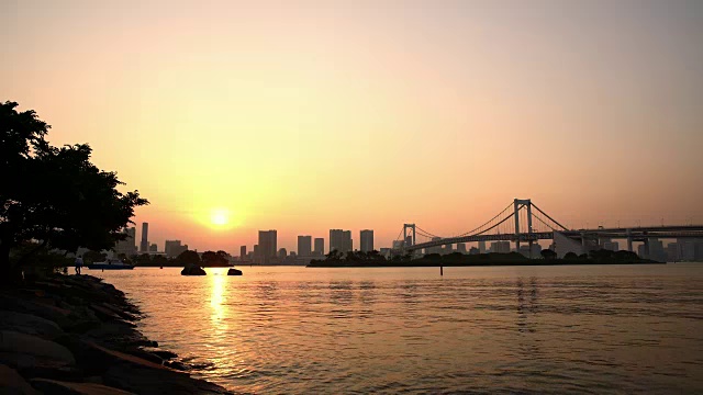 日落在彩虹桥上与东京天际线视频素材