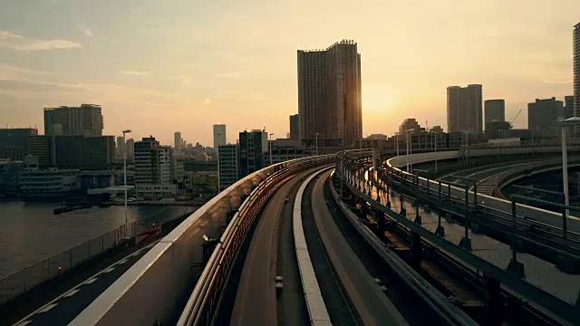 POV东京透过一扇轻轨的窗户视频素材