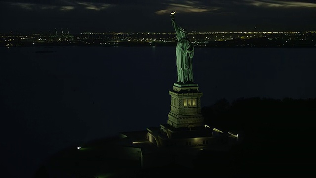 自由女神像空中ZI夜景视频素材