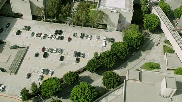 带停车场的建筑物屋顶鸟瞰图视频素材