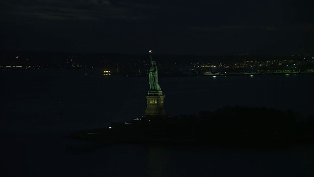 自由女神像的WS AERIAL ZO夜景视频素材