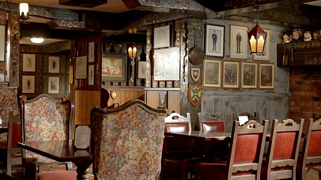 WS PAN英式餐厅，墙上有艺术品，古董，蚀刻画和小古董视频下载