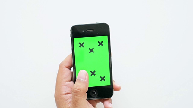 人们用手触摸智能手机上的绿屏白底，经营理念视频素材