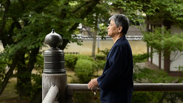 一名日本老人在寺庙里祈祷视频素材