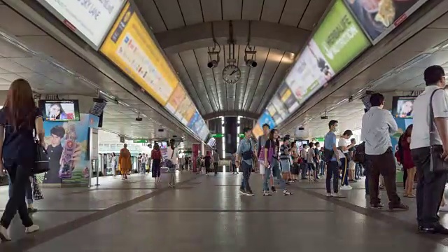 时间流逝:人们在曼谷地铁站旅行，泰国视频下载