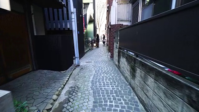 镜头捕捉到了东京神乐坂狭窄巷子里的一家礼品店。视频素材