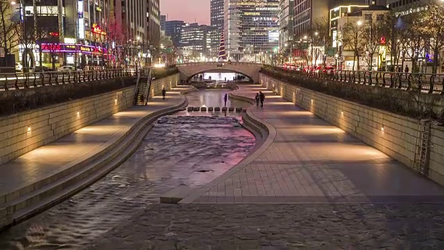从现代建筑中可以看到首尔清溪川的夜景视频素材