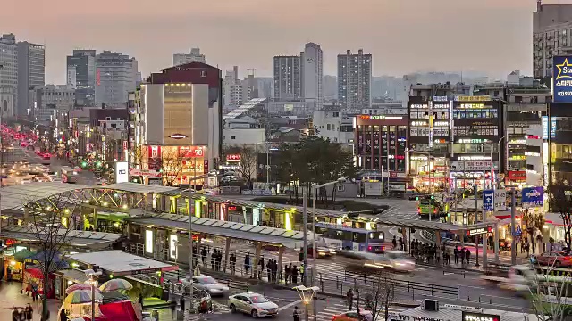 首尔清阳里车站附近的公交车站日落到夜景视频下载