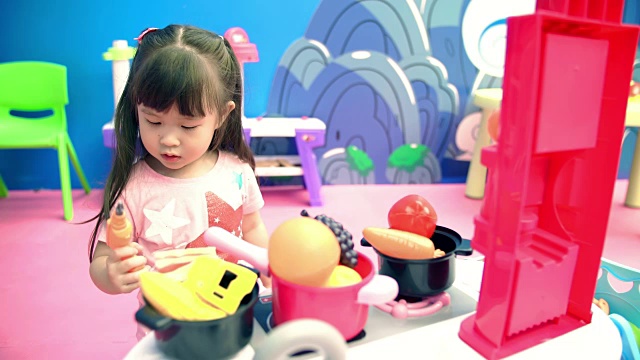 小女孩在玩玩具视频素材