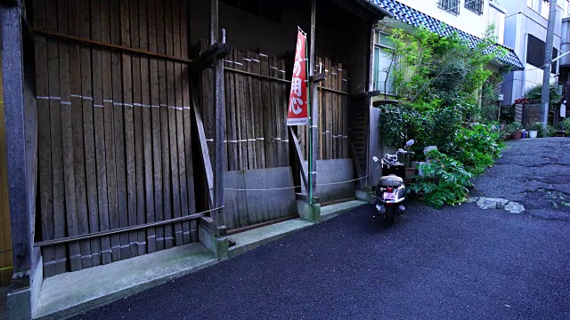 镜头捕捉到了东京神乐坂小巷里一个日本传统风格的木材场。视频素材