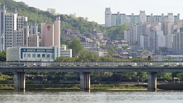在黑石洞地区沿汉江的八车道高速公路上的平移镜头，背景是已建成的建筑物视频素材