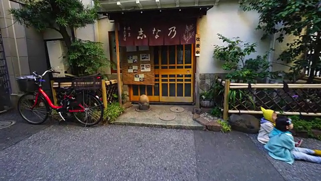 行走的相机穿过Michikusa横街狭窄的小巷到神乐口在东京神乐坂。在小巷的两边有许多餐馆、酒吧和商店。视频素材