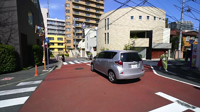 镜头捕捉到东京新宿神乐坂附近居民区的十字路口。视频素材