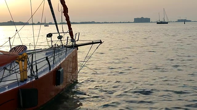 日落时分的游艇码头视频素材