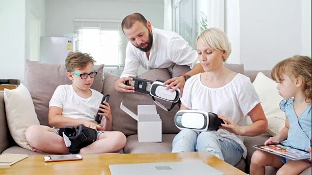 家庭在家里使用VR头盔视频下载