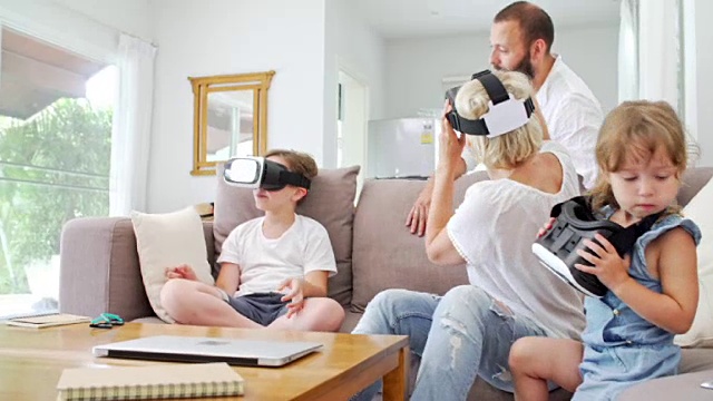 家庭在家里使用VR头盔视频下载
