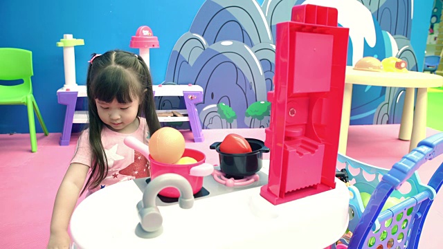 小女孩在玩玩具视频素材