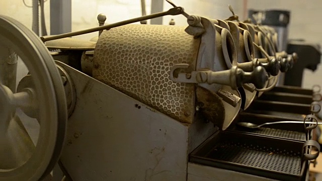 新鲜烘焙的咖啡豆和烘焙机器视频下载