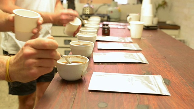 咖啡品尝师在极品咖啡工厂品尝咖啡视频下载