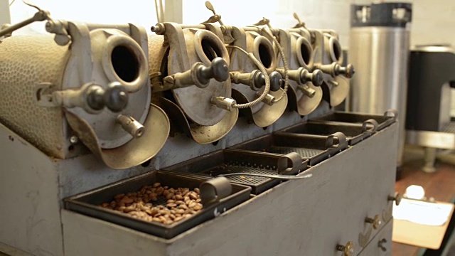 新鲜烘焙的咖啡豆和烘焙机器视频下载