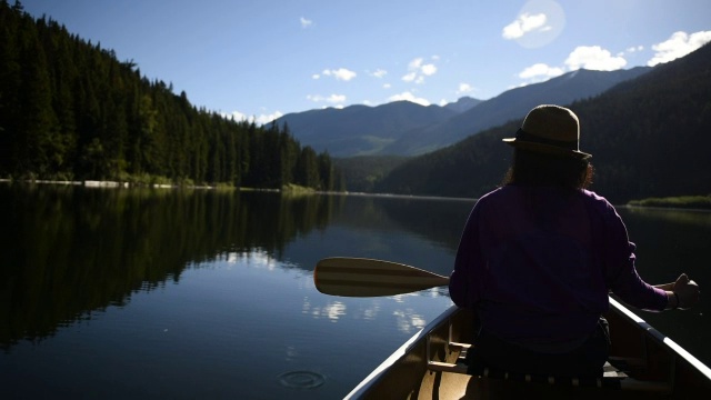 在原始湖泊上划独木舟的女人视频素材
