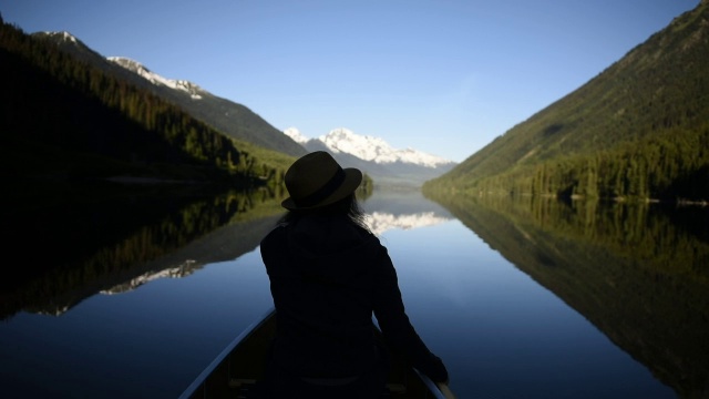 在原始湖泊上划独木舟的女人视频素材