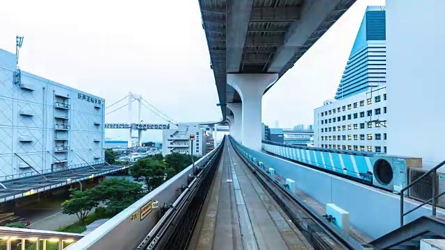 黄昏时分，东京市中心的铁路和现代化办公大楼。视频素材
