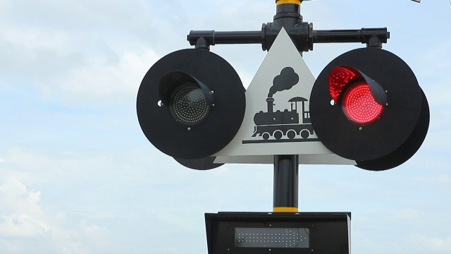 在铁路轨道上工作的铁路信号视频下载