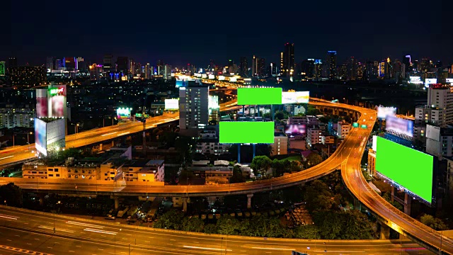 夜间有车流的绿色广告牌视频素材