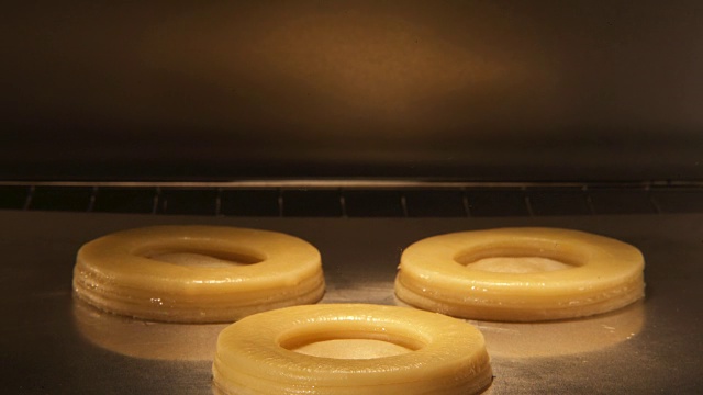 酥皮在烤箱中发酵。视频素材