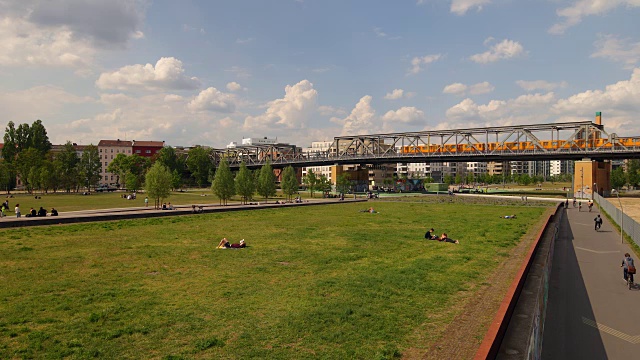 人们在柏林的公园里放松在火车前的夏天视频素材